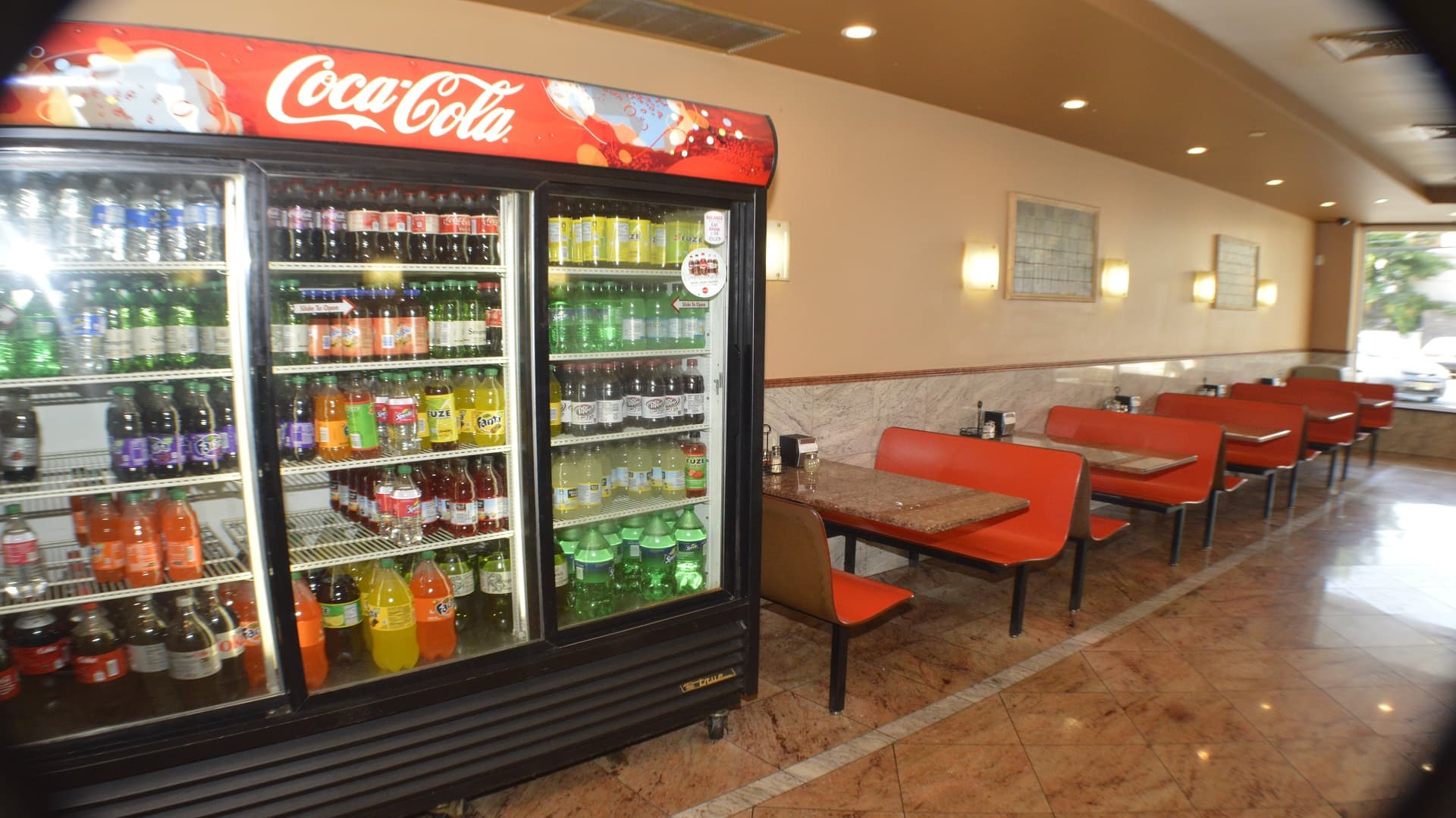 Rose's Pizza dining room